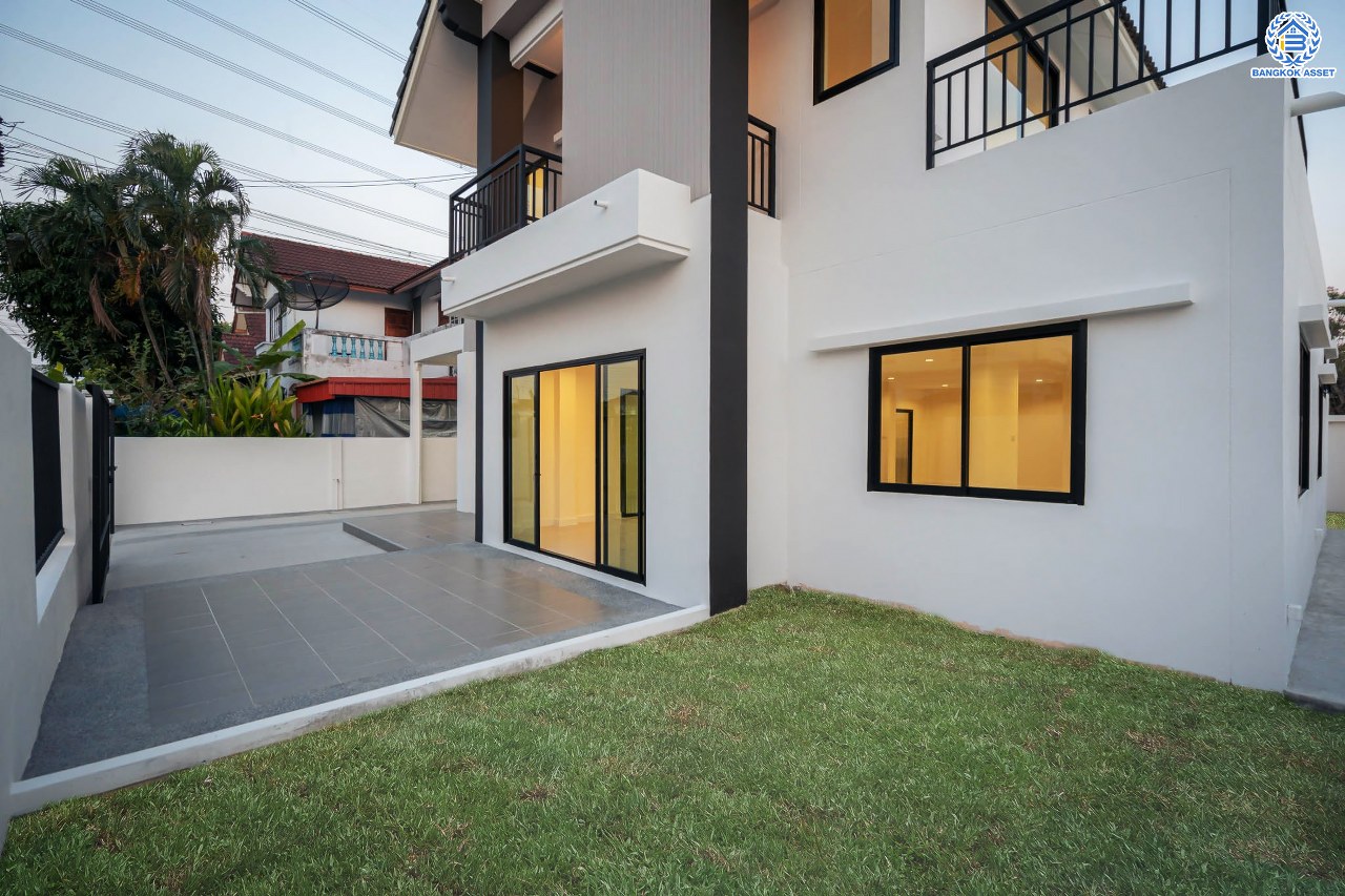 บ้านมือสองตกแต่งใหม่ ตกแต่งสไตล์ Nordic โครงการ กฤษดานคร18 บรมราชชนนี-พุทธมณฑลสาย3  เนื้อที่ 60 ตร.ว. บนพื้นที่ใช้สอยมากถึง 322 ตร.ม. อีกระดับของฟังก์ชัน 3 ห้องนอน 3 ห้องน้ำ 1 ห้องอเนกประสงค์ จอดรถได้ 3 คัน บรรยากาศสุด Private บนทำเลศักยภาพเชื่อมต่อหลายเส้นทาง ใกล้เซ็นทรัลปิ่นเกล้า ม.มหิดล และทางด่วน "ศรีรัช"